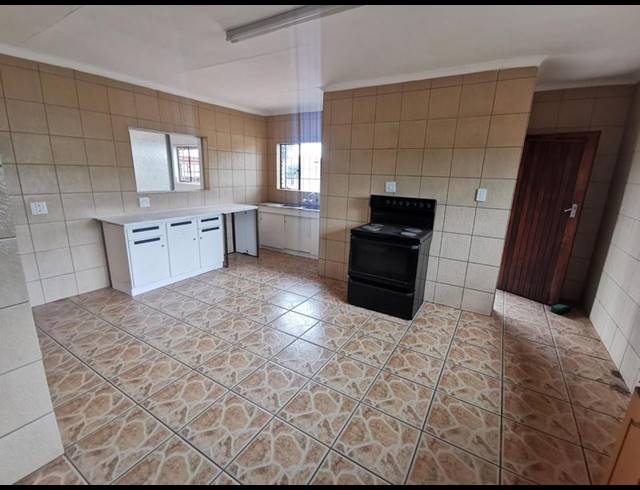 6 BEDROOM HOUSE FOR SALE IN RIVERSDALE